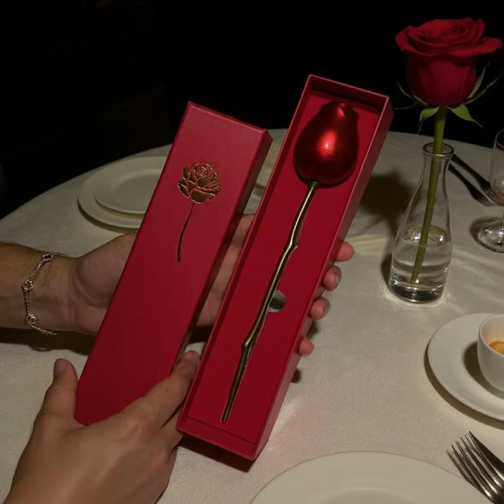 "Flor de Elegancia": un conjunto de plata con diamantes (cadena, anillo, pendientes)